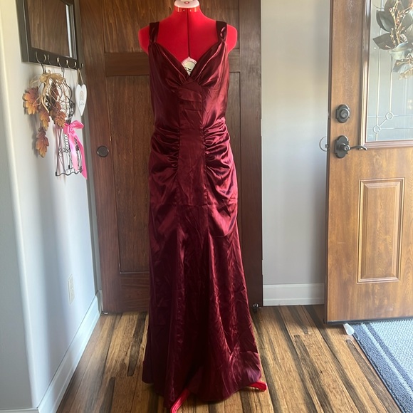 Jessica McClintock Dresses & Skirts - Stunning and elegant Merlot colored gown